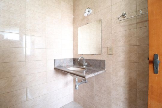 Banheiro de serviço de apartamento para alugar com 3 quartos, 127m² em Fundinho, Uberlândia