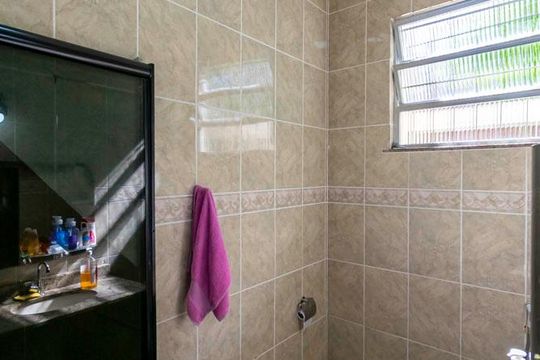 1º andar - Banheiro de casa à venda com 5 quartos, 473m² em Penha, Rio de Janeiro