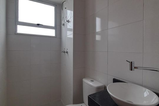 Banheiro  de apartamento para alugar com 2 quartos, 40m² em Cavalhada, Porto Alegre