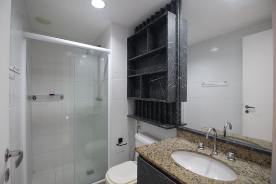 Banheiro Social de apartamento para alugar com 2 quartos, 75m² em Barra Olímpica, Rio de Janeiro