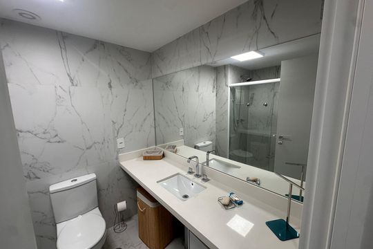 Banheiro social de kitnet/studio para alugar com 1 quarto, 35m² em Jardim das Acacias, São Paulo