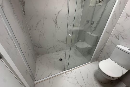 Banheiro social de kitnet/studio para alugar com 1 quarto, 35m² em Jardim das Acacias, São Paulo