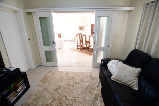 Sala de TV de casa de condomínio para alugar com 4 quartos, 454m² em Loteamento Alphaville Campinas, Campinas