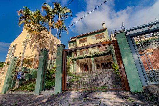Fachada de casa à venda com 5 quartos, 216m² em Morro Santana, Porto Alegre