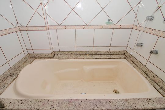 Banheiro da Suíte de casa à venda com 5 quartos, 216m² em Morro Santana, Porto Alegre