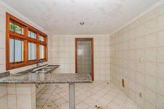 Cozinha e Área de Serviço de casa à venda com 5 quartos, 216m² em Morro Santana, Porto Alegre