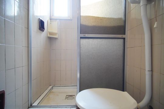 Banheiro de kitnet/studio para alugar com 1 quarto, 22m² em Centro, São Leopoldo