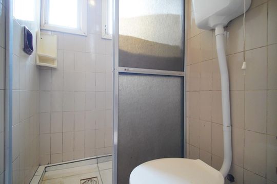 Banheiro de kitnet/studio para alugar com 1 quarto, 22m² em Centro, São Leopoldo