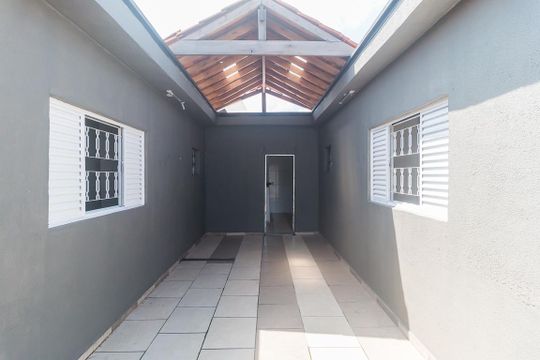 Entrada de casa para alugar com 2 quartos, 120m² em Jardim Aeroporto I, Mogi das Cruzes