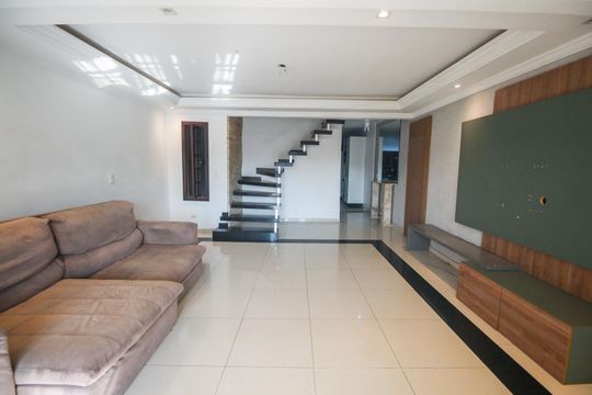 Sala de casa para alugar com 3 quartos, 300m² em Jardim Oliveiras, Taboão da Serra