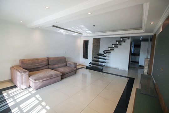 Sala de casa para alugar com 3 quartos, 300m² em Jardim Oliveiras, Taboão da Serra