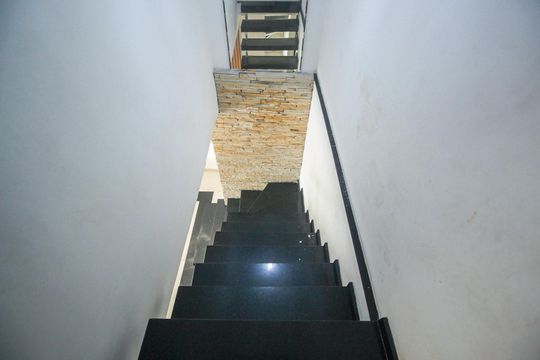 Escada de casa para alugar com 3 quartos, 300m² em Jardim Oliveiras, Taboão da Serra