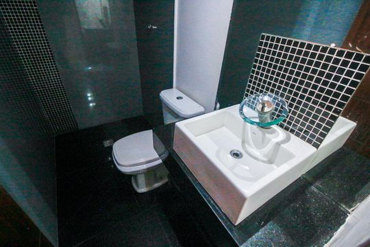 Lavabo de casa para alugar com 3 quartos, 300m² em Jardim Oliveiras, Taboão da Serra