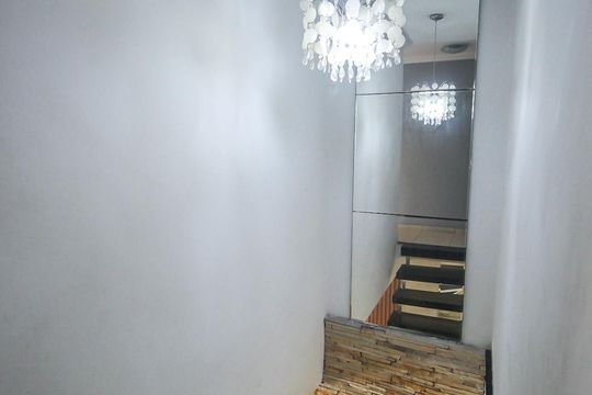 Escada de casa para alugar com 3 quartos, 300m² em Jardim Oliveiras, Taboão da Serra