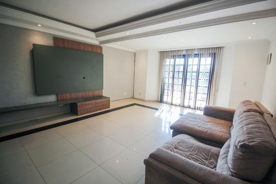 Sala de casa para alugar com 3 quartos, 300m² em Jardim Oliveiras, Taboão da Serra