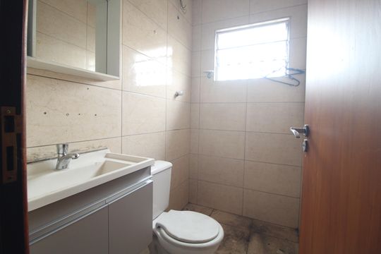 Banheiro de kitnet/studio para alugar com 2 quartos, 80m² em Vila Sao Jose (cidade Dutra), São Paulo