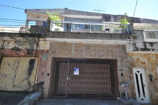Fachada de casa à venda com 2 quartos, 120m² em Vila Irmaos Arnoni, São Paulo
