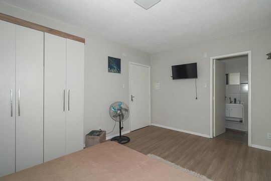 Sala / Quarto de apartamento à venda com 1 quarto, 31m² em Passo da Areia, Porto Alegre