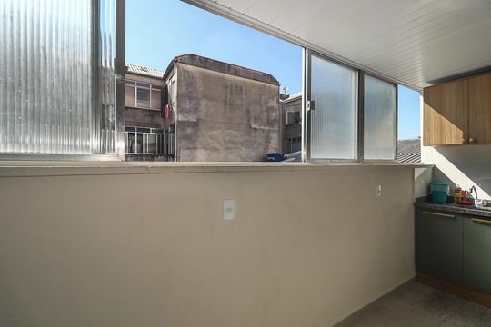 Cozinha de apartamento à venda com 1 quarto, 31m² em Passo da Areia, Porto Alegre