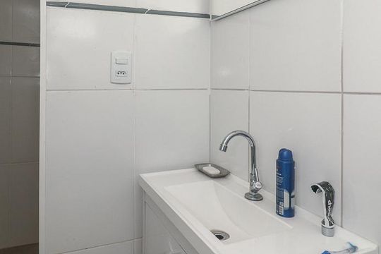Banheiro de apartamento à venda com 1 quarto, 31m² em Passo da Areia, Porto Alegre