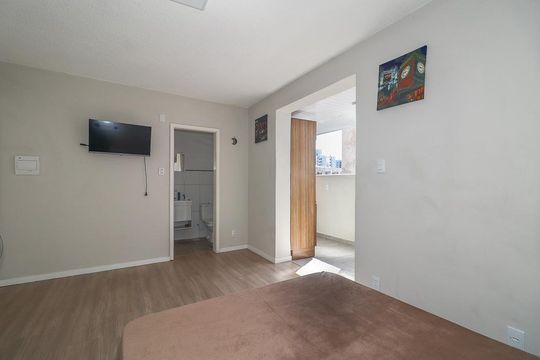 Sala / Quarto de apartamento à venda com 1 quarto, 31m² em Passo da Areia, Porto Alegre