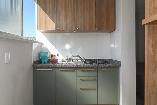 Cozinha de apartamento à venda com 1 quarto, 31m² em Passo da Areia, Porto Alegre