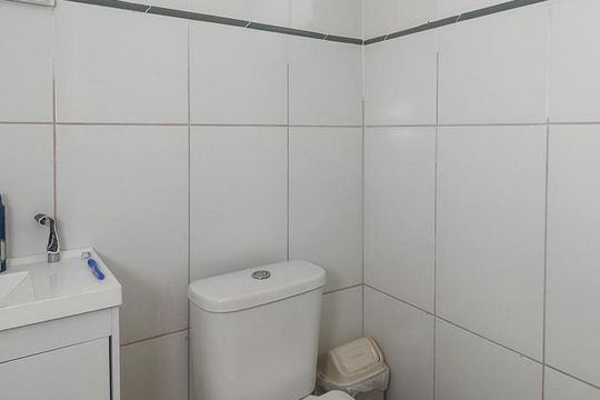 Banheiro de apartamento à venda com 1 quarto, 31m² em Passo da Areia, Porto Alegre