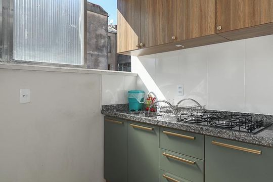Cozinha de apartamento à venda com 1 quarto, 31m² em Passo da Areia, Porto Alegre