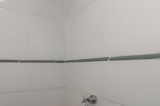 Banheiro de apartamento à venda com 1 quarto, 31m² em Passo da Areia, Porto Alegre