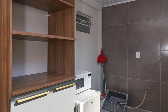 Cozinha de apartamento à venda com 1 quarto, 31m² em Passo da Areia, Porto Alegre