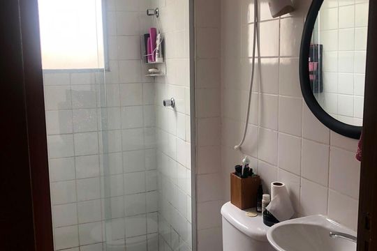Banheiro de apartamento à venda com 2 quartos, 46m² em Santa Amelia, Belo Horizonte