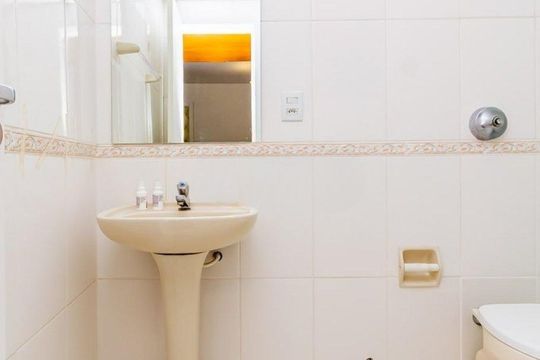 Banheiro  de apartamento para alugar com 1 quarto, 70m² em Vila Ipiranga, Porto Alegre