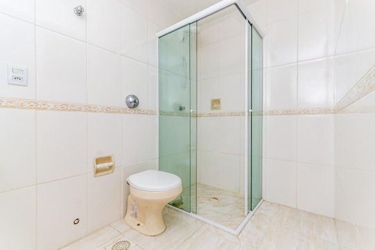 Banheiro  de apartamento para alugar com 1 quarto, 70m² em Vila Ipiranga, Porto Alegre