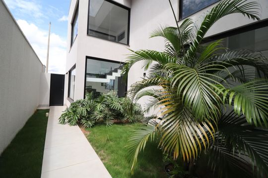 Jardim de casa de condomínio para alugar com 3 quartos, 312m² em Nova Uberlândia, Uberlândia