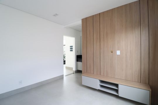 Sala de TV de casa de condomínio para alugar com 3 quartos, 312m² em Nova Uberlândia, Uberlândia