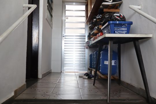 Escada acesso hall de casa para alugar com 2 quartos, 210m² em Jardim Angela (zona Leste), São Paulo