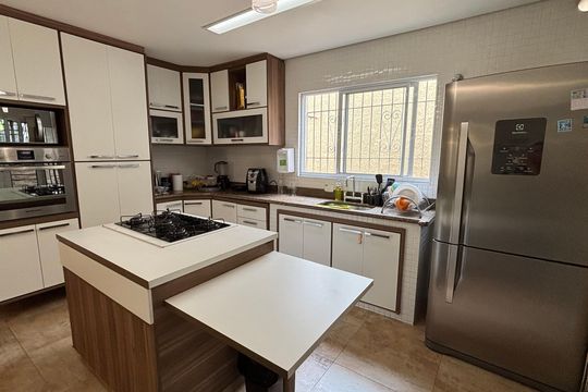 Casa à venda com 4 quartos, 300m² em Jardim Monte Azul, São Paulo