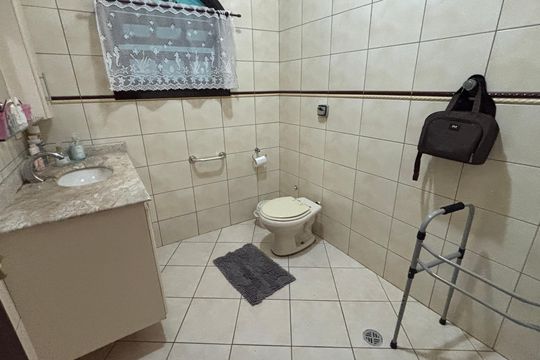 Banheiro de casa à venda com 3 quartos, 393m² em Parque Sao Vicente, Santo André