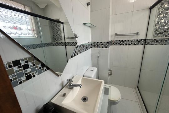 Banheiro de apartamento para alugar com 2 quartos, 90m² em Vila Valqueire, Rio de Janeiro