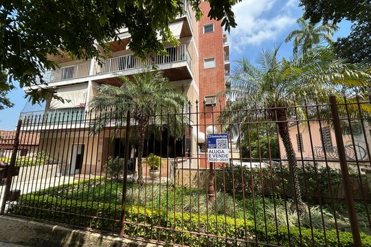 Fachada + plaquinha de apartamento para alugar com 2 quartos, 90m² em Vila Valqueire, Rio de Janeiro
