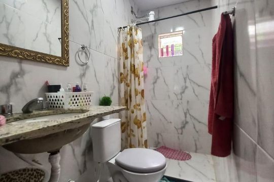 Banheiro de casa à venda com 1 quarto, 45m² em Jacarepaguá, Rio de Janeiro