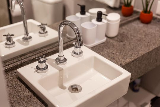 Banheiro de apartamento à venda com 1 quarto, 25m² em Jardim Paulista, São Paulo
