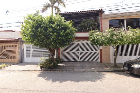 Fachada de casa à venda com 3 quartos, 250m² em Jardim Itapoan, Santo André