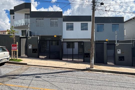 Fachada de casa à venda com 3 quartos, 152m² em Santa Amelia, Belo Horizonte