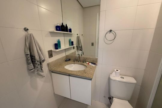 Banheiro de apartamento para alugar com 1 quarto, 49m² em Ponta da Praia, Santos