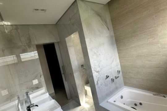Banheiro de casa de condomínio para alugar com 5 quartos, 253m² em Nova Uberlândia, Uberlândia