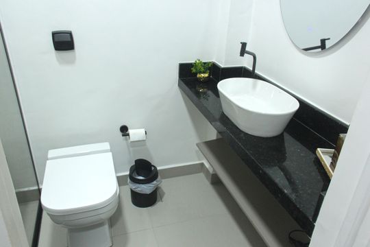 Banheiro de kitnet/studio para alugar com 1 quarto, 25m² em José Menino, Santos