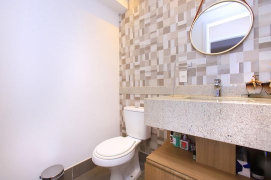 Banheiro de apartamento à venda com 2 quartos, 62m² em Navegantes, Porto Alegre