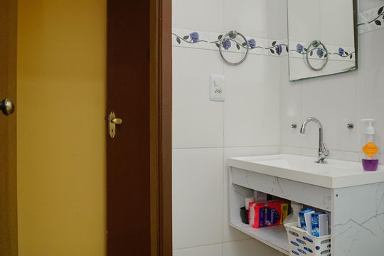 Banheiro do Quarto 3 de casa para alugar com 3 quartos, 110m² em Ponta Negra, Maricá