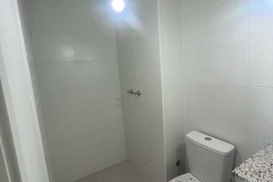 Banheiro de apartamento à venda com 2 quartos, 59m² em Vila Militar, Barueri